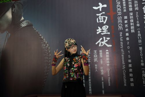 这次，杨丽萍想用现代舞跟这个世界谈谈人性