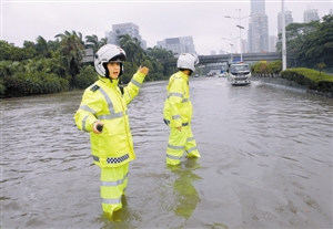 台风“妮妲”登陆深圳，带来强降雨。图为福田交警在水浸路段疏导交通。 深圳特区报记者 丁庆林 摄