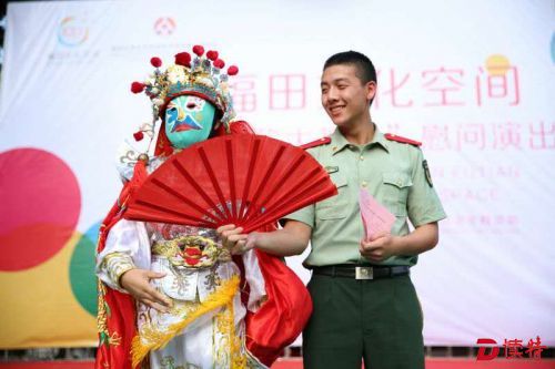 深圳曲艺家慰问演出 欢笑送进军营里