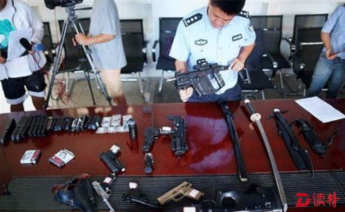 图为警方缴获胡某网购的仿真军火设备。