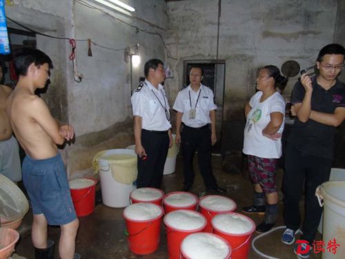 深夜行动捣毁两“黑豆腐”作坊