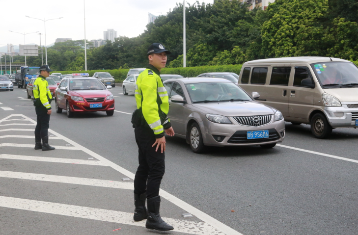 只要车辆配置有安全带 所有驾乘人员必须系