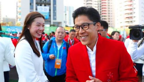 当地时间8月4日，中国香港奥运代表团在里约奥运村举行升旗仪式。图为香港代表团团长霍启刚与运动员交谈