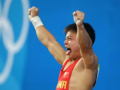 龙清泉破世界纪录 斩获男子举重56公斤级冠军