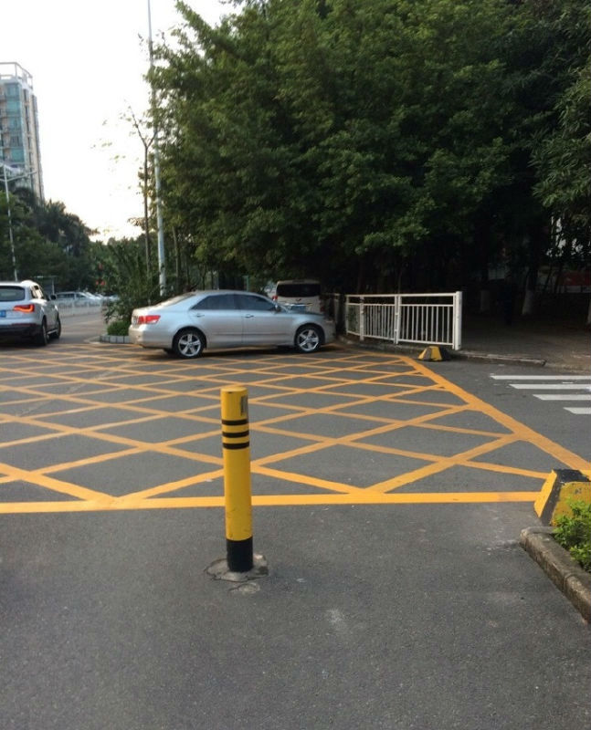 黄方格内违停该不该罚？ 男子被罚后告赢交警大队？