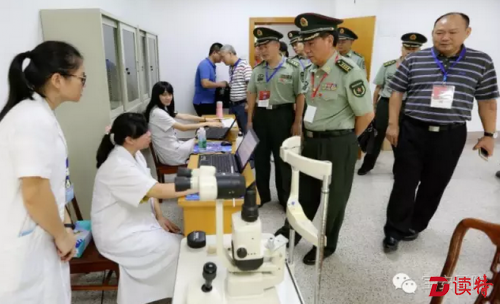 陈友清司令（右二）一行检查体检站的视力测试室、耳鼻喉检测室、心理室等多个体检点