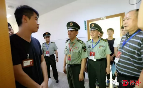 陈友清司令（左二）亲切地和应征青年交谈