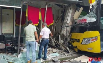 澳门旅行巴士撞墙 32人受伤3人重伤