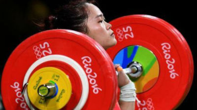 中国第6金！女子举重63公斤邓薇破世界纪录 