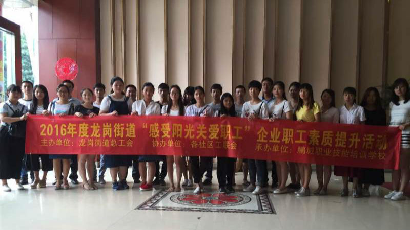 来深建设者们，龙岗街道喊你来吃文化大餐！