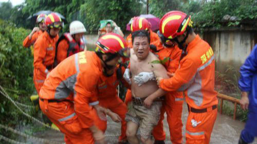 惊险！男子欲被暴雨冲走官兵急救援