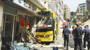 澳门旅游巴士事故后续 ：一名女重伤员仍然昏迷