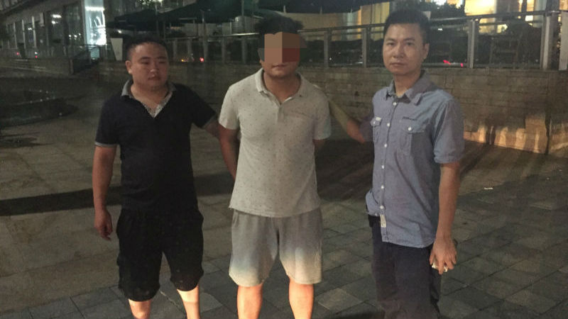 酒吧门口当心这些人！他们守株待“醉”专偷醉汉