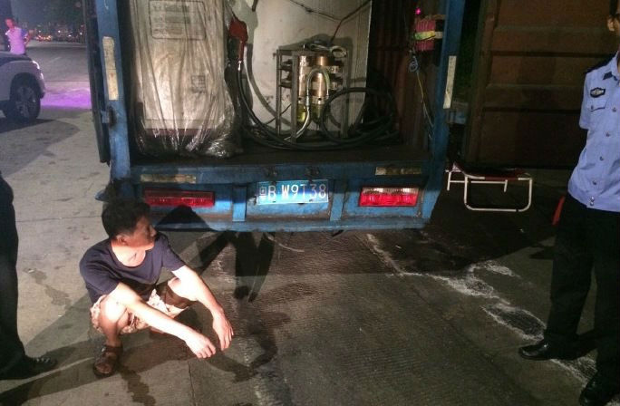 路边野油别乱加！交警查扣4辆“移动加油站” 