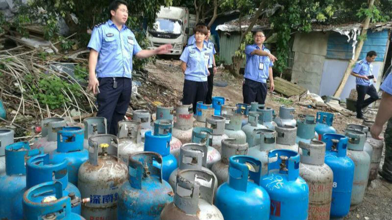 瘆人！窝棚里暗藏98瓶黑煤气 近4吨危化品