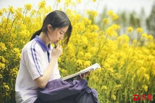 刘亦菲穿着深圳小学校服