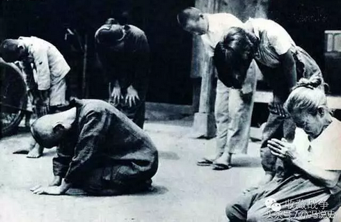 日本人听到天皇宣布投降的消息下跪