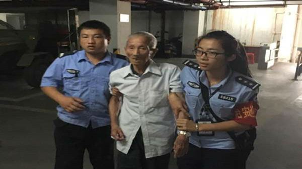 八旬老人出门迷路  网格员热心送回家  