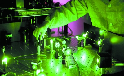 工作人员调试超冷原子光晶格平台的激光伺服系统。