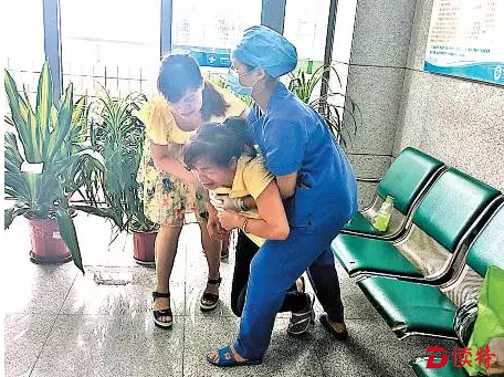 谢培的母亲难以接受儿子的离去，悲痛不已。
