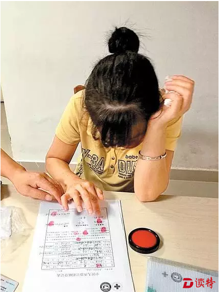 母亲在替谢培签署器官捐献书。