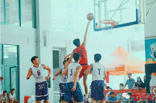 邹阳在第13届全国高中男子篮球锦标赛的比赛中上篮
