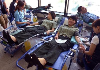 驻港部队举办第19次献血日 400名官兵献爱心