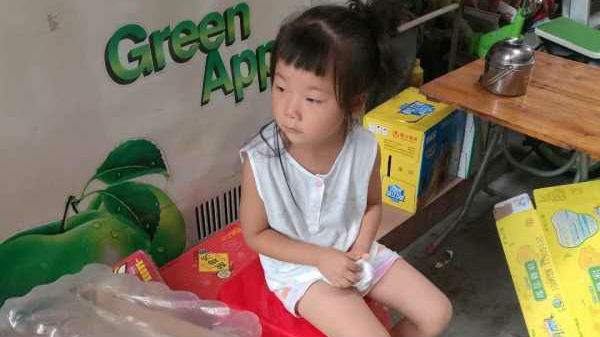 父母吵架扔下孩子跑了，孩子自己出门了……