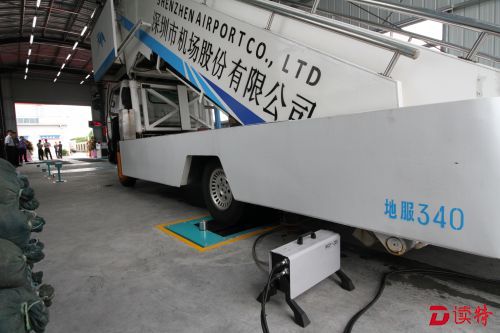 一台民航特种车正在进行检测