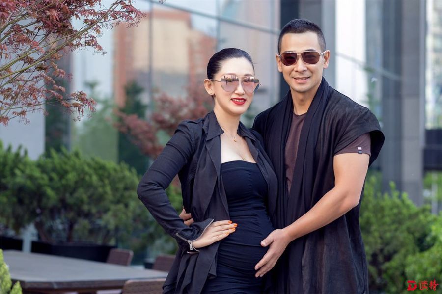 赵文卓夫妇全裸拍写真 张丹露大肚抢镜