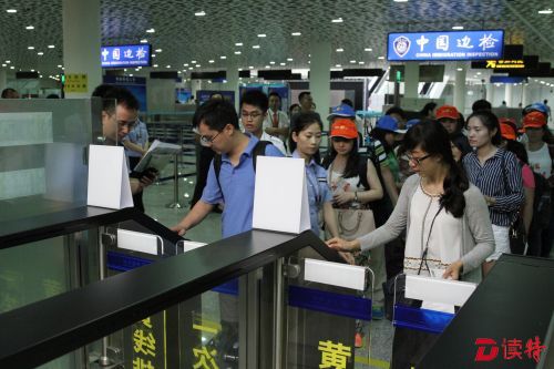 首批旅客通过深圳机场出境自助通道快速通关