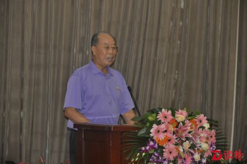 深圳市原市委书记厉有为在朗诵自己的诗作