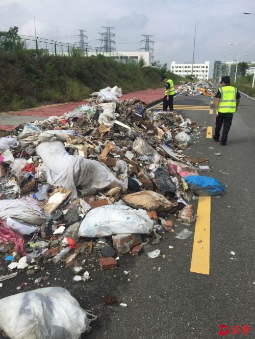 垃圾将路面堵塞，不仅影响市容，还带来严重隐患