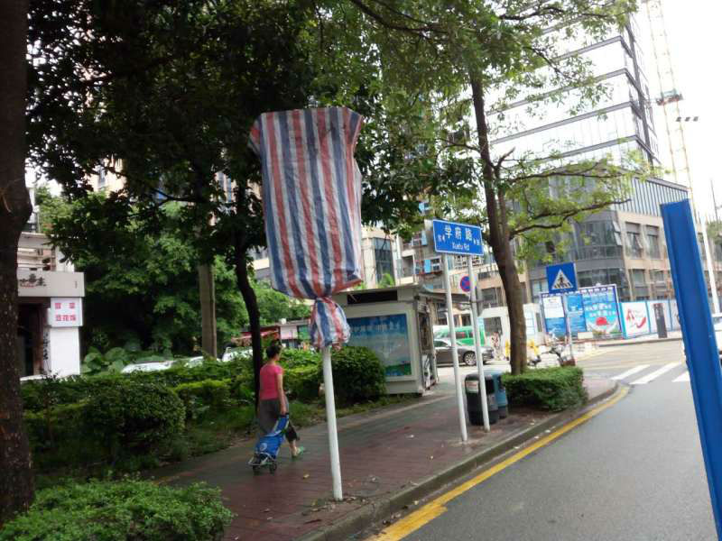 上千个路边收费车位暂停使用或取消