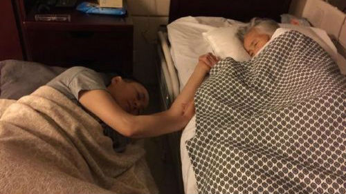 宋丹丹母亲凌晨去世 临终前母女一直手牵手