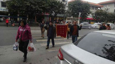送“不作为”锦旗被刑拘农民获释：以后不会了