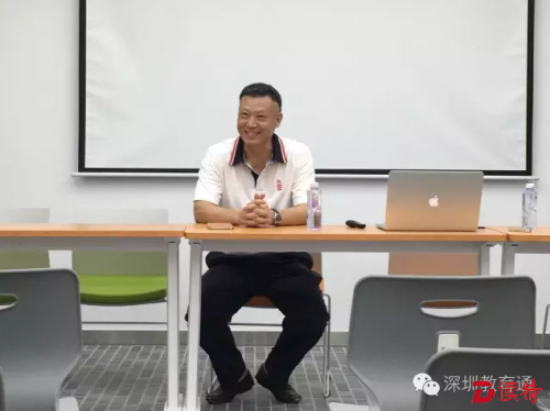 世乒冠军、学校创办人陈新华，在回答记者提问。