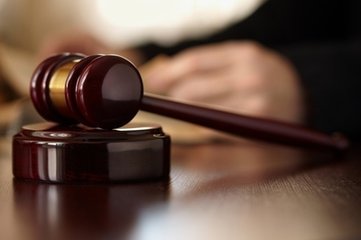 东莞一妇女屁股被踢一脚，三次起诉到法院