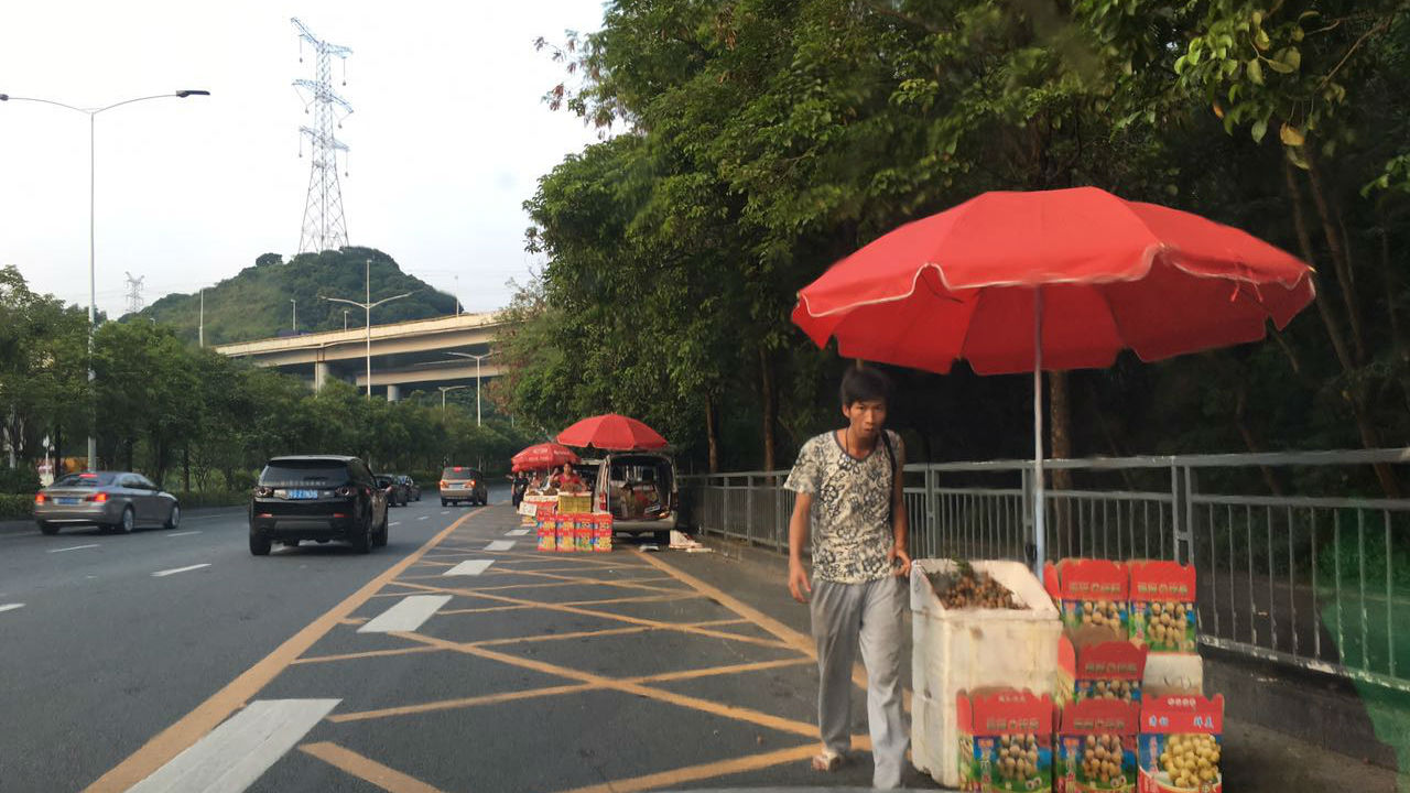 路边一溜“龙眼店”，这条快速路上险象环生！ 