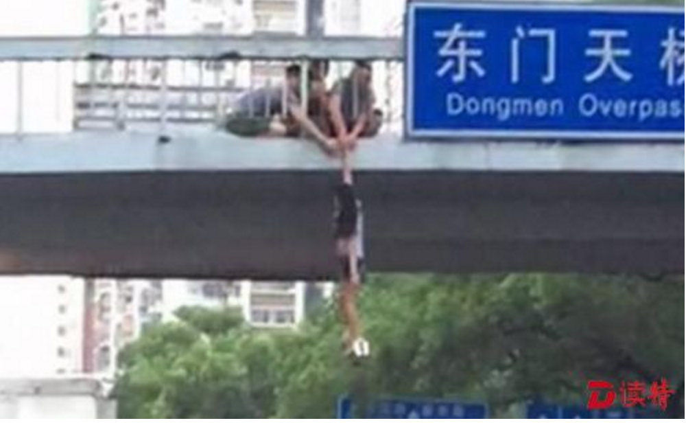 惊险！深圳19岁女子东门天桥跳桥