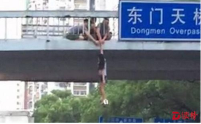 惊险！深圳19岁女子东门天桥跳桥