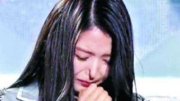 女星捏瘪鼻翼吓坏众人 “激进”整形闹的？