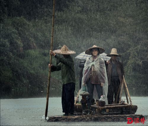 大雨中李雪莲立于竹筏上