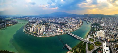 黄昏，在河源市区两江交汇处350米高空拍两江四岸夕照一景
