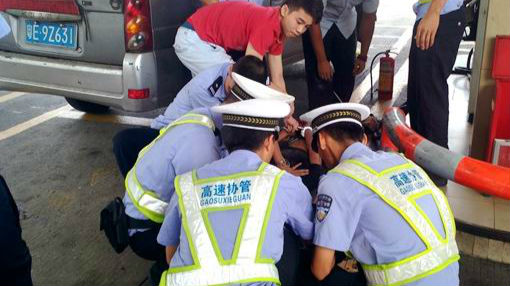 精神病汉持刀劫车上高速，协管员智勇双全力擒凶徒