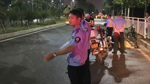骑车男倒地不能动弹 挡车流救人的又是他们