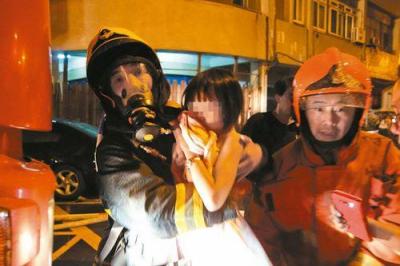 台湾高雄一大楼突发火灾 120人逃出17人送医