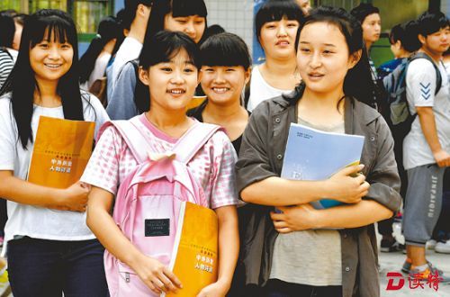 8月31日，陕西省城固县第二中学的高二年级学生开始报名上学。该校4236名在校高中生全部免学费入学。