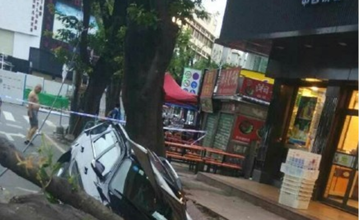 宝安西乡地陷！两车掉坑内 疑挖下水道所致