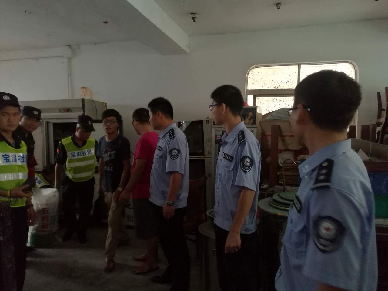 操作间与洗手间相邻 石岩一面包黑作坊被端